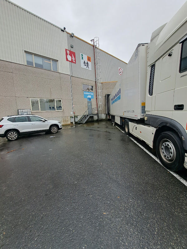 Foto van UNILIN Vrachtwagenkantoor + Vrachtwagenparking