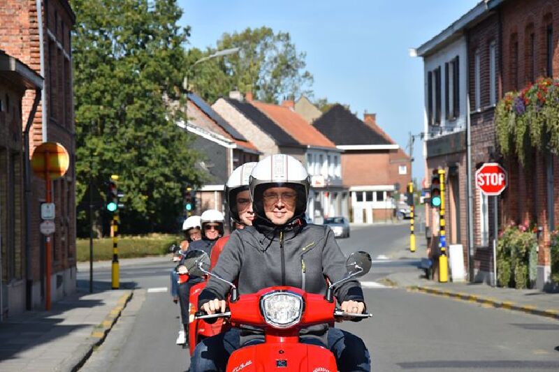 Foto van Cruising Along the Frontline